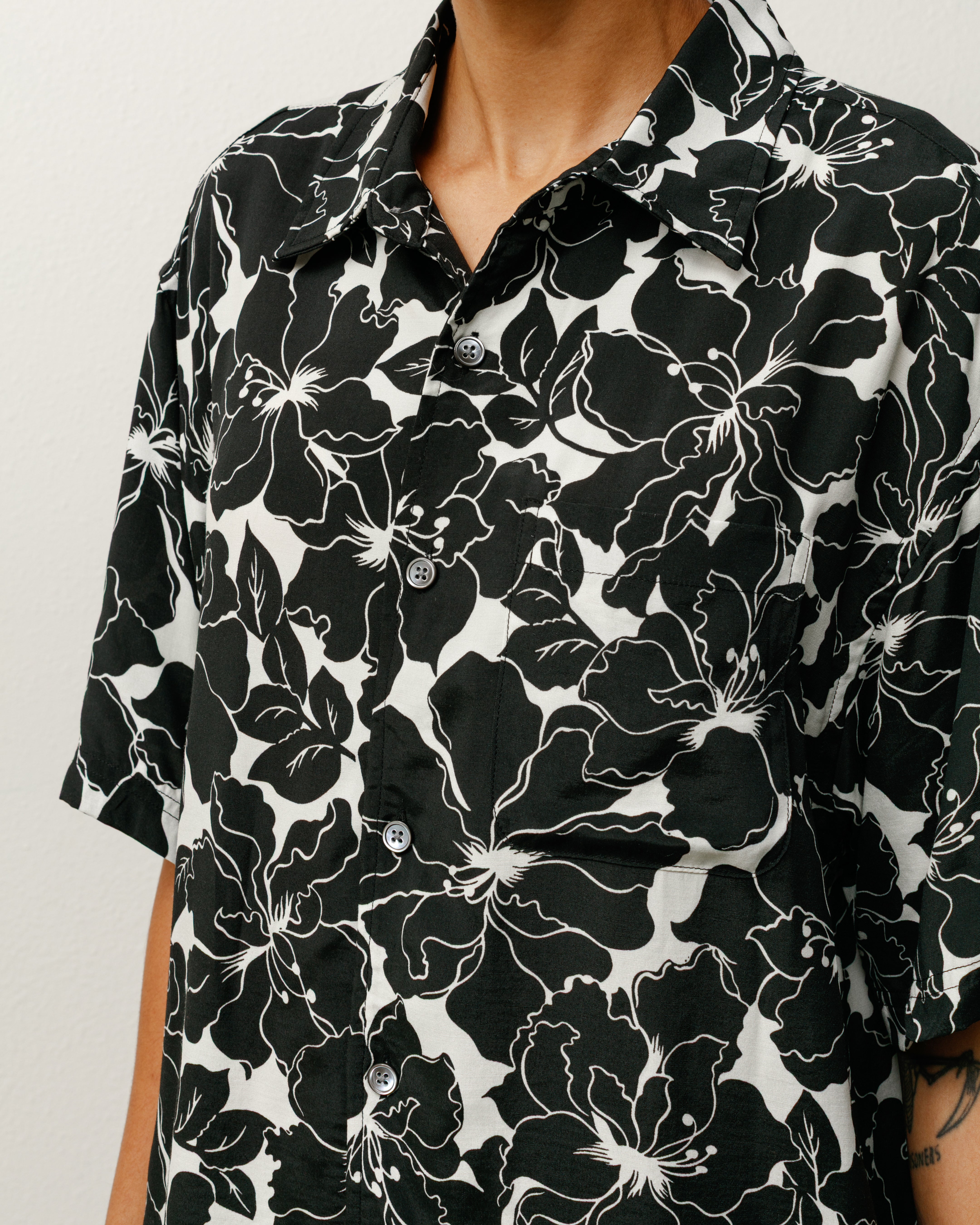 Stussy HAWAIIAN SS SHIRT 黒 シャツ M Floral Hawaiian Shirt – Black | Tops & Shirts | Stüssy