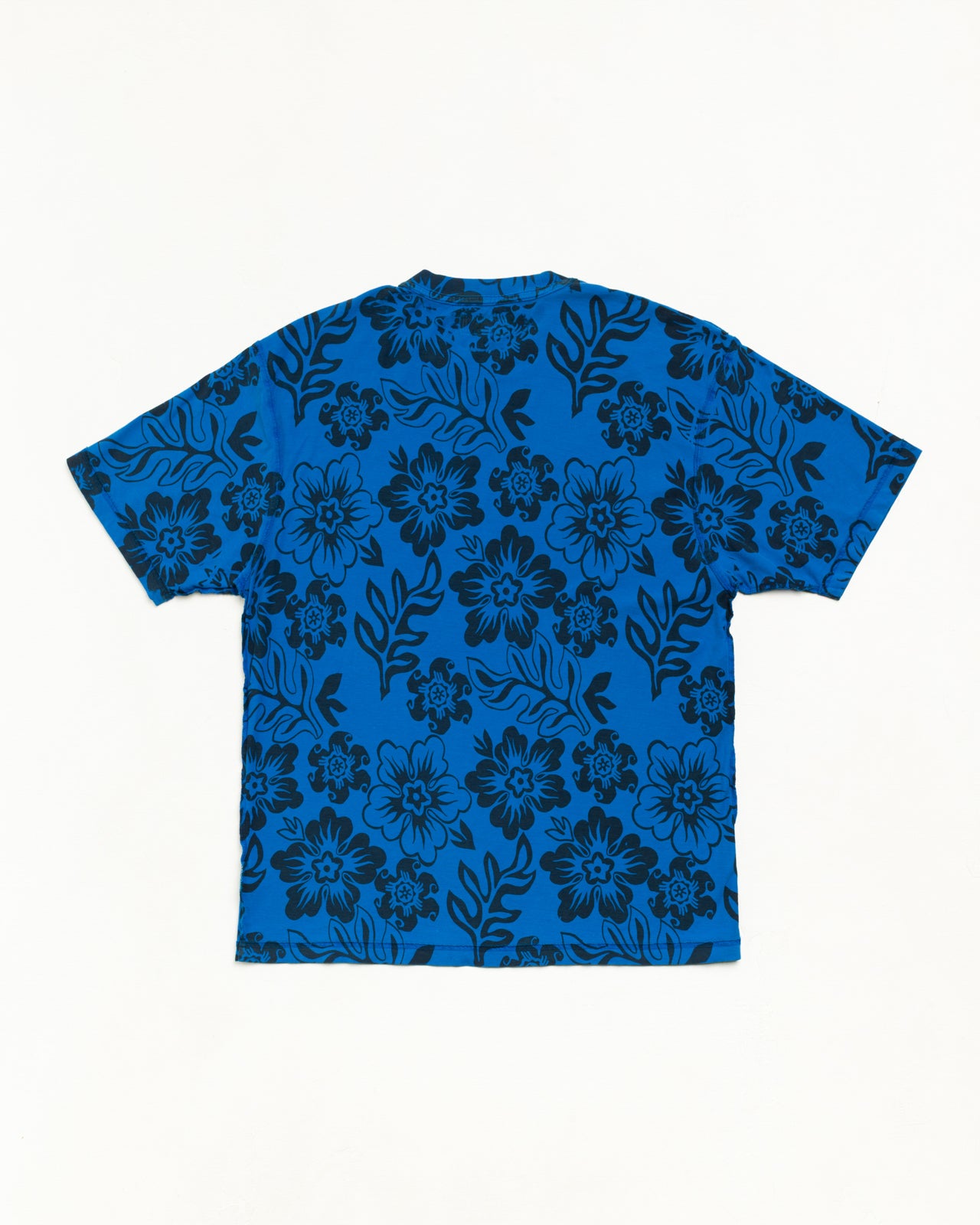 LAZY FLORAL TEE tee in Sport Blue with allover floral print, short-sleeve unisex style