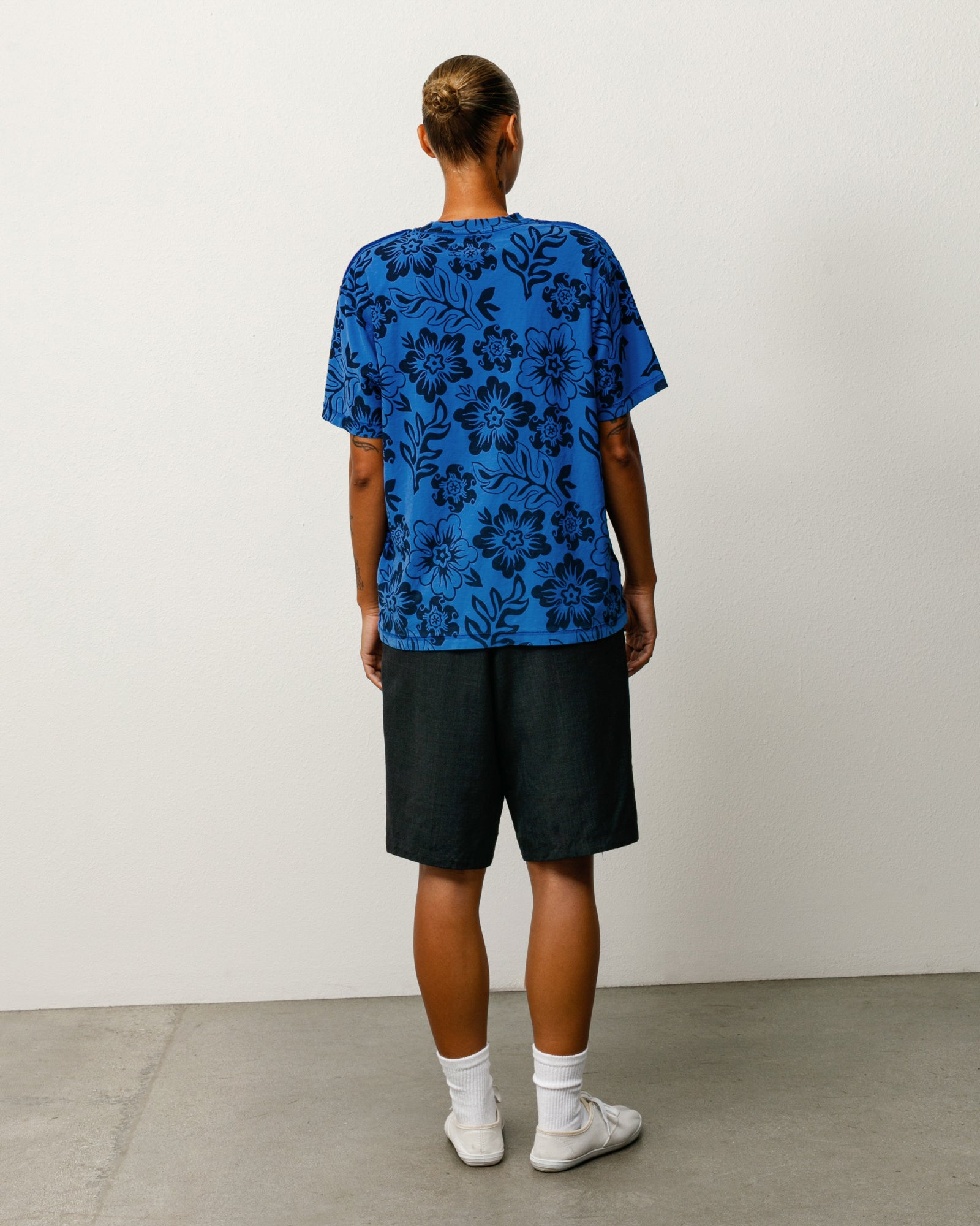 LAZY FLORAL TEE T-shirt in Sport Blue, relaxed fit with allover floral print.