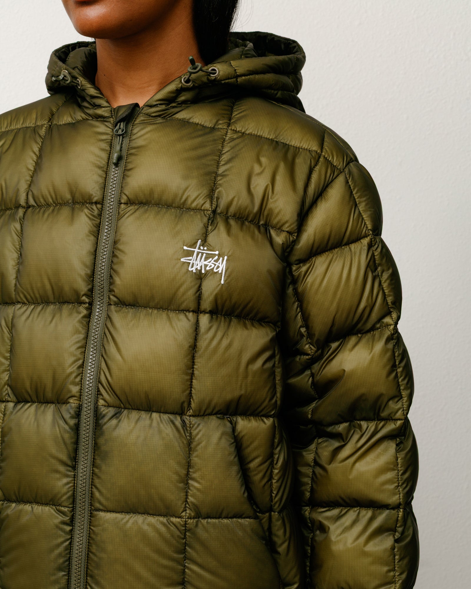 オリーブグリーン フード付きジャケット　stussy Midweight Hooded Puffer – Olive | Outerwear | Stüssy