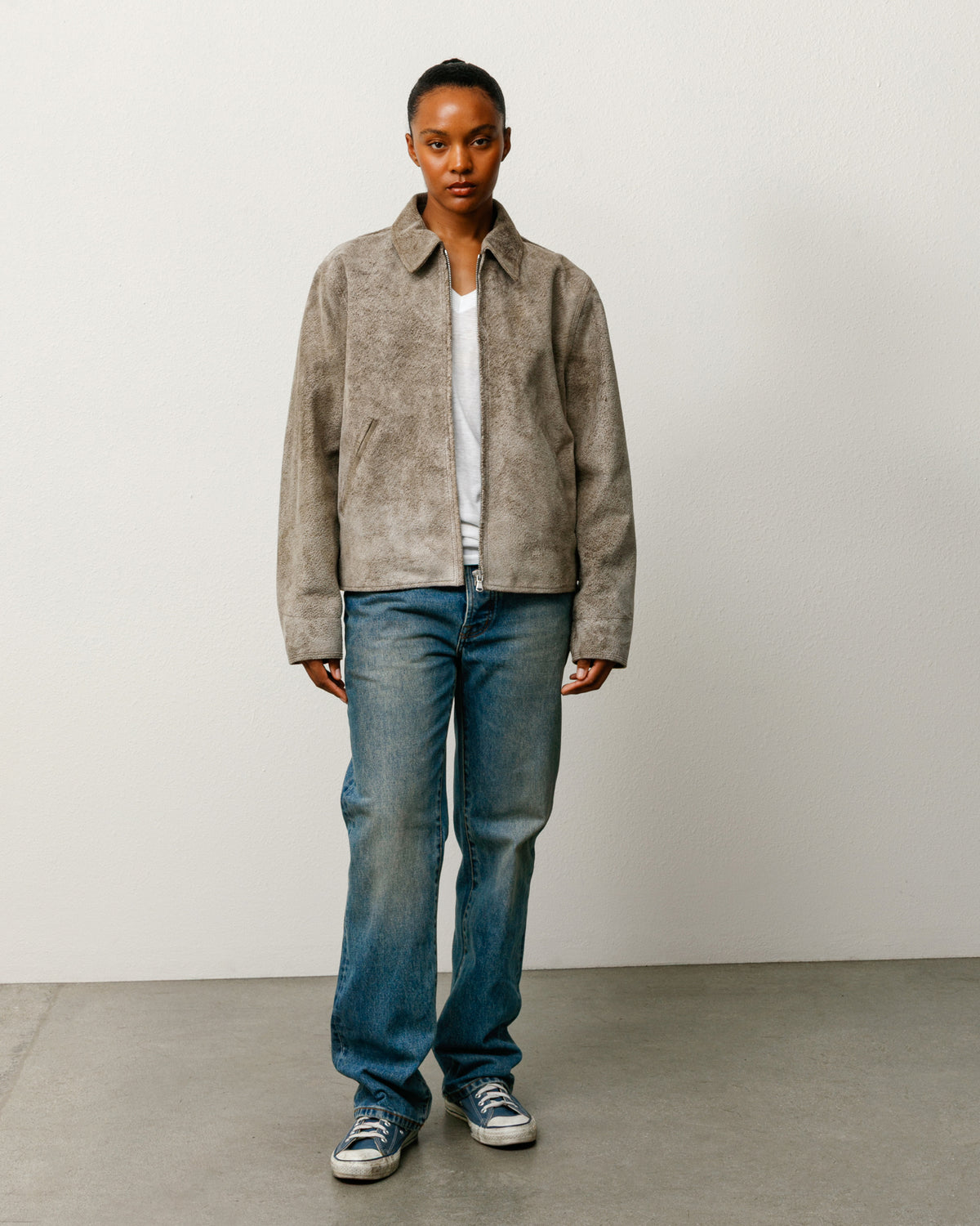 Garage Jacket Suede jacket in Suede, unisex boxy fit with quilted lining and zip closure.