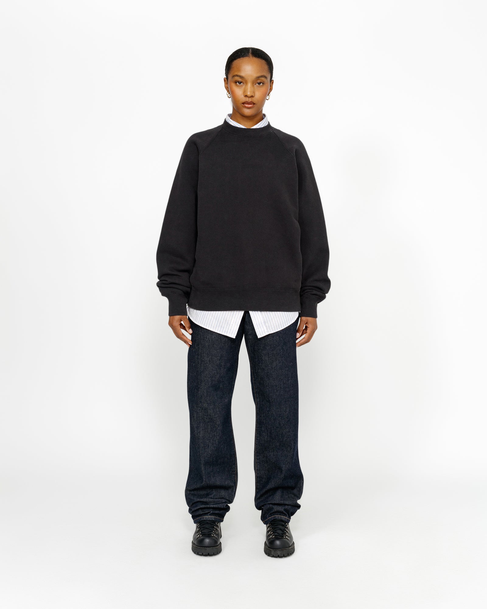 Fleece Raglan Crew in washed black – Stüssy